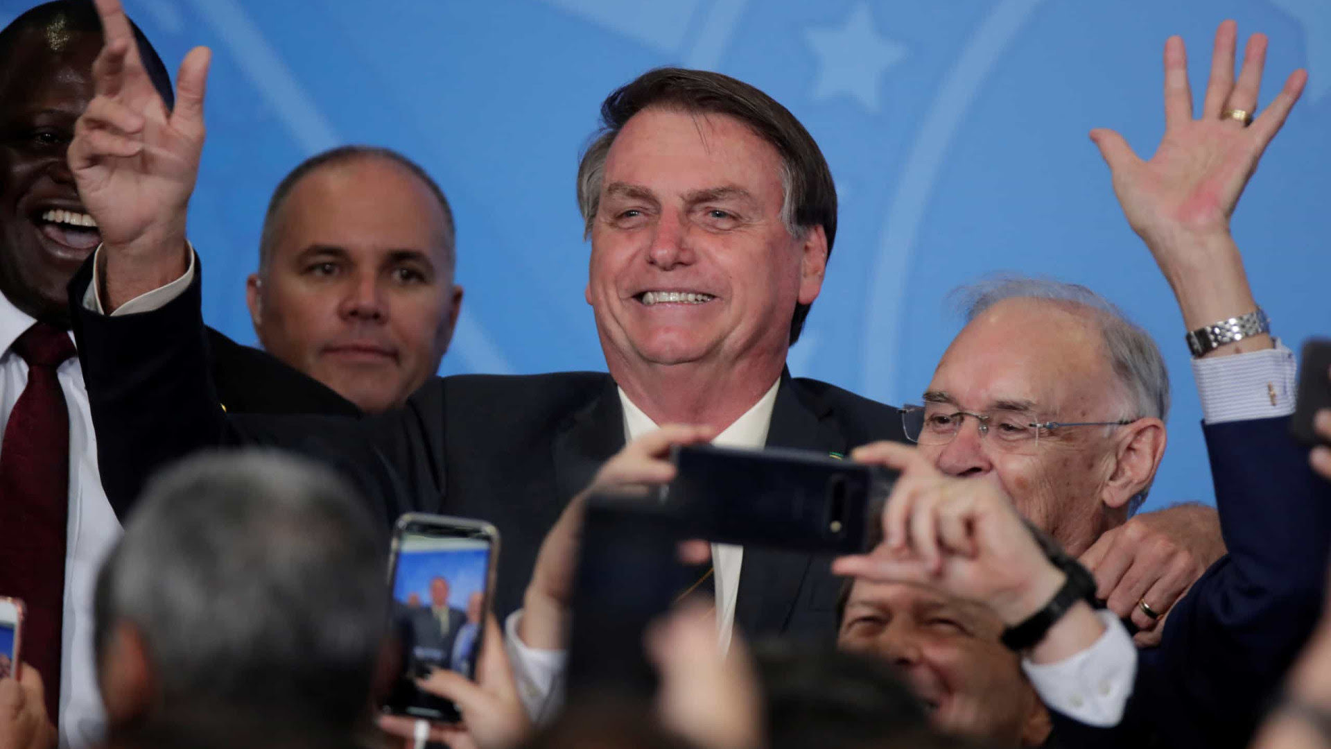Ato golpista de Bolsonaro torna obrigatória explicação de militares
