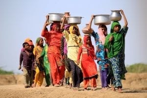 femmes allant chercher eau