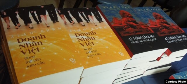 Hai tập sách của tác giả Alan Phan (ảnh Bùi Văn Phú)