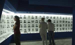 В Музее исторической памяти в Гватемале вывешены портреты убитых и пропавших без вести.