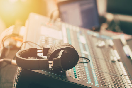 Sound-Musik-Mixer mit Kopfhörer Morgen Szene Standard-Bild - 84060654