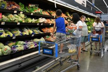 Consumidores estadounidenses invierten menos dinero en alimentos para enfrentar inflación