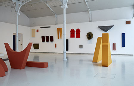 Vista de sala de la exposición. Franz Erhard Walther, Un lugar para el cuerpo, 2017. © Franz Erhard Walther, VEGAP, Madrid, 2017 Vista de sala de la exposición. Franz Erhard Walther, Un lugar para el cuerpo, 2017. © Franz Erhard Walther, VEGAP, Madrid, 2017