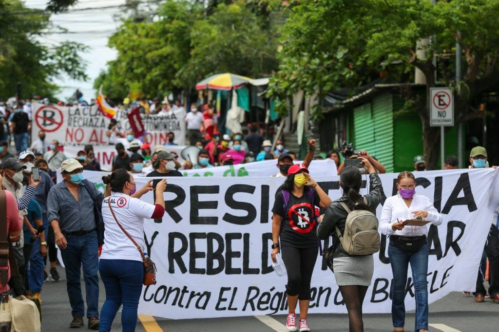 Photo showing march and banners in San Salvador
