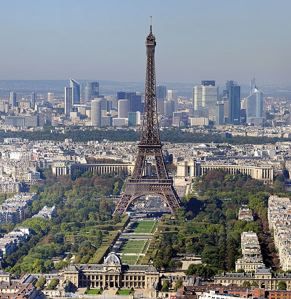 باريس : مدينة الانوار 582px-Paris_-_Eiffelturm_und_Marsfeld2
