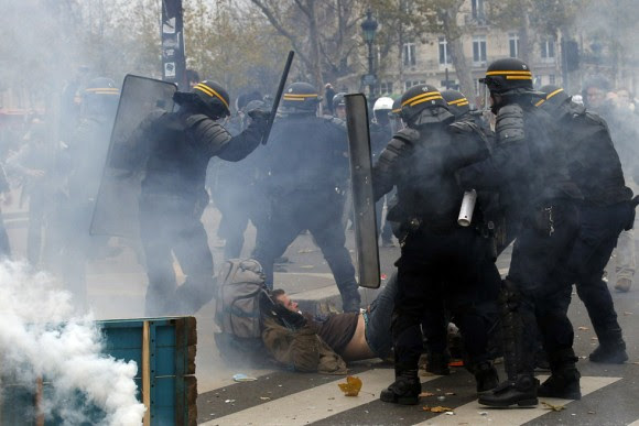 Un gran número de personas salieron este domingo a las calles de la capital francesa para participar en una marcha mundial para el clima a pesar de la prohibición a las concentraciones establecida por las autoridades francesas después de los atentados de París el pasado día 13. Foto: EFE