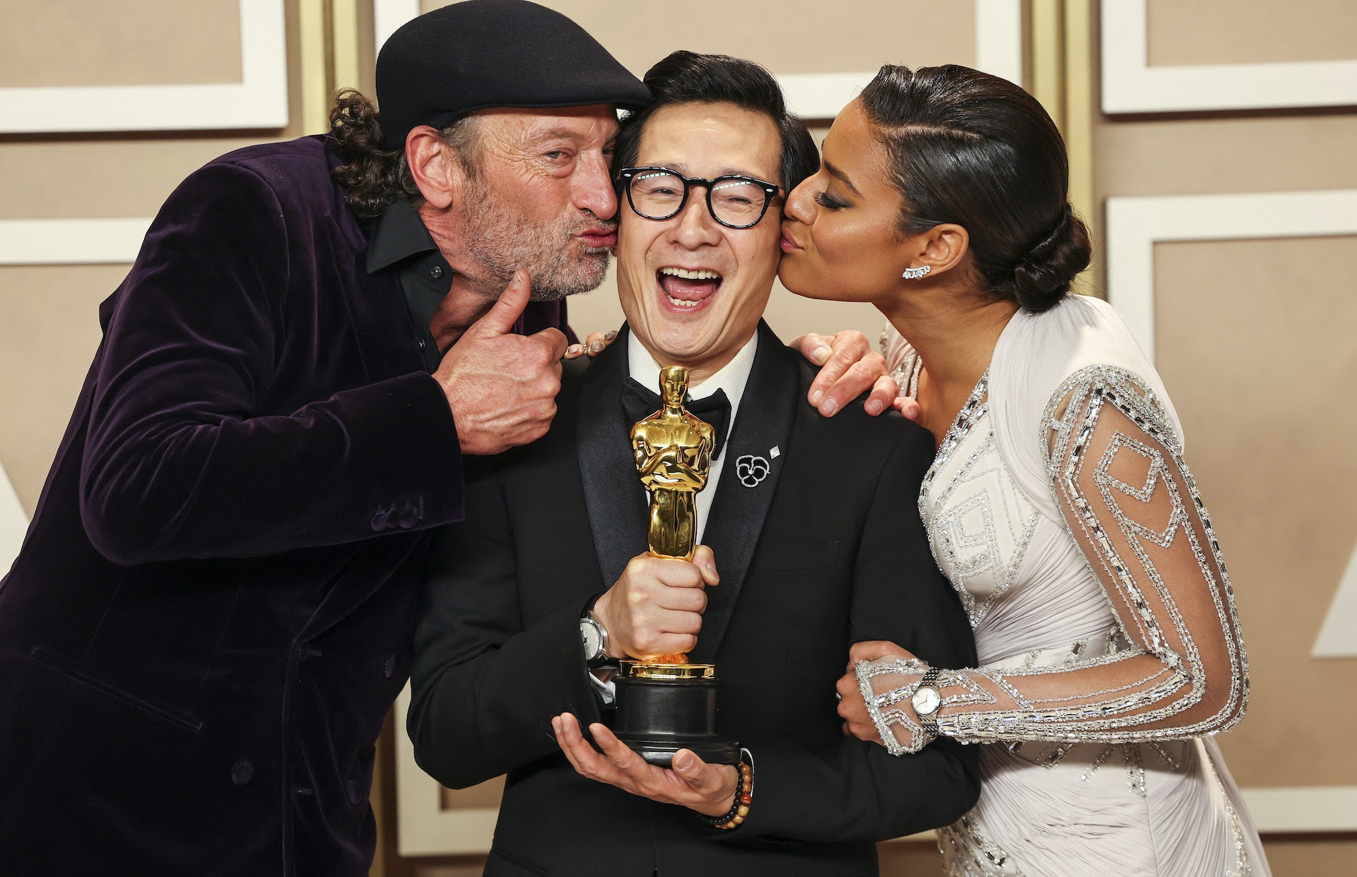 奧斯卡：關繼威（中）獲得最佳男配角獎後，在後台與演員Ariana DeBose（右）、Troy Kotsur（左）合照（Reuters）