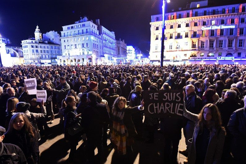 7776134821_une-manifestation-de-soutien-a-charlie-hebdo-a-marseille-le-7-janvier-2015