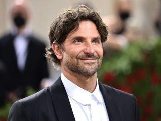 El actor de 47 años parece salido directamente de una boyband con esa raya en medio y ese pelo algo despeinado. Un logro.