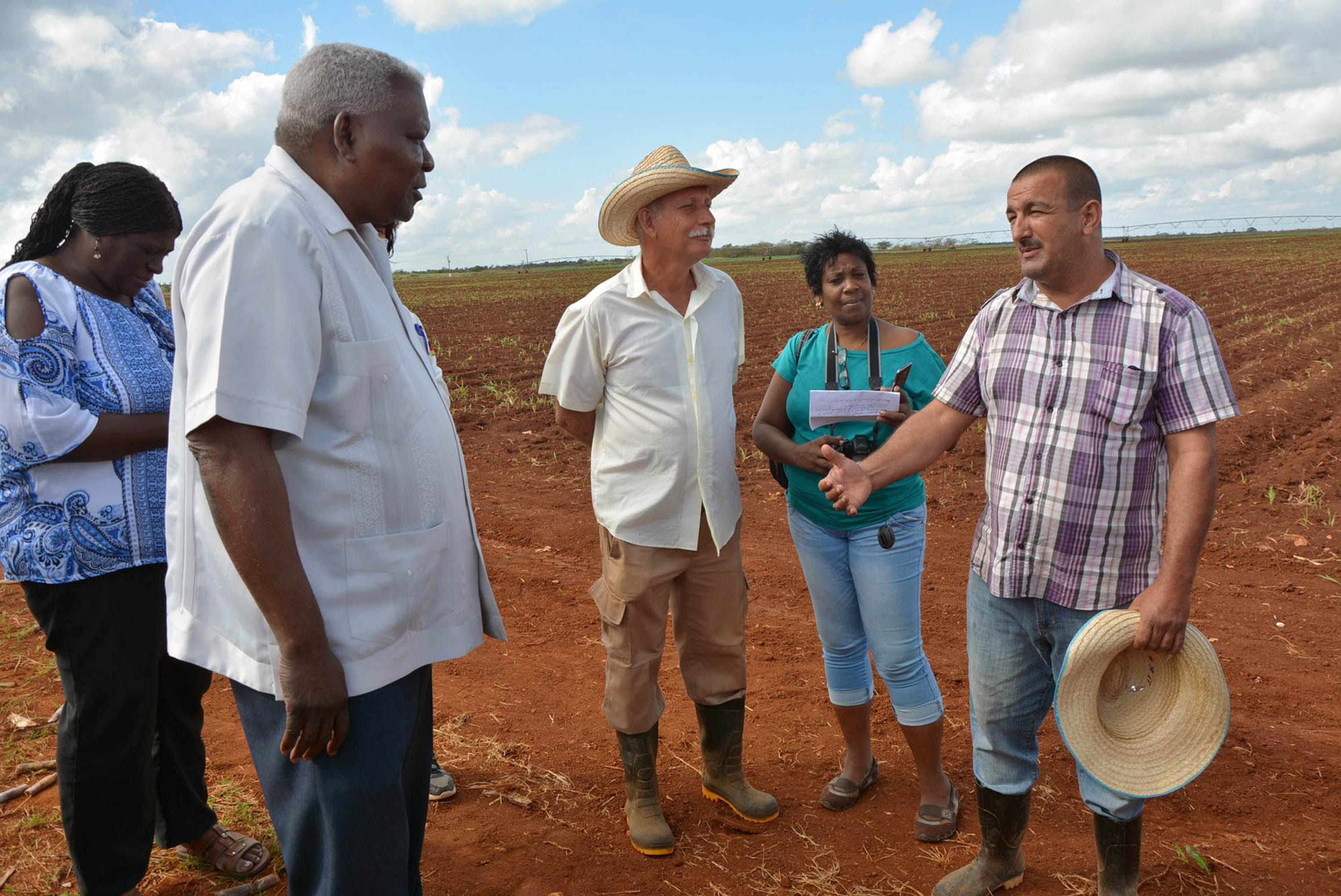 Esteban Lazo Hernández (izq. primer plano), miembro del Buró Político del Partido Comunista de Cuba y presidente de la Asamblea Nacional del Poder Popular, se interesó por los resultados de la Unidad Básica de Producción Agropecuaria Gispert, en una visita de trabajo al municipio de Colón, en Matanzas, Cuba, el 28 de diciembre de 2017. ACN FOTO/Roberto Jesús HERNÁNDEZ/sdl