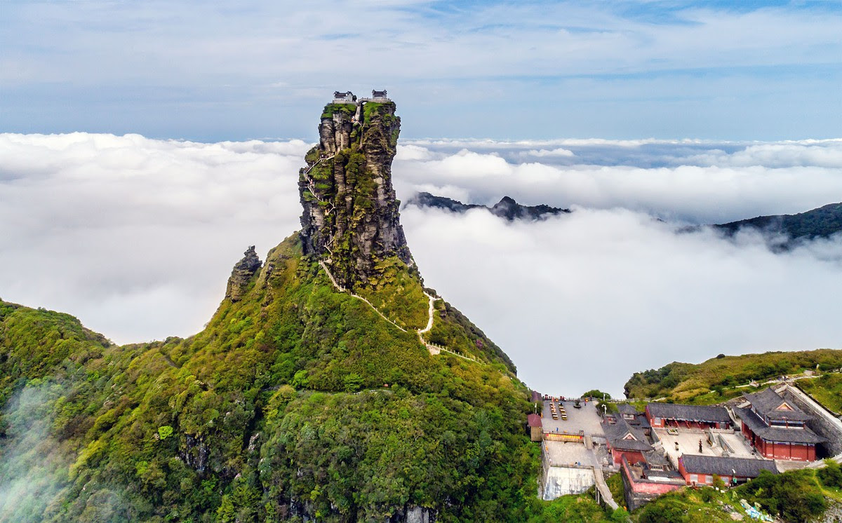 Nằm trên Phạm Tịnh Sơn (Fanjingshan) tỉnh Quý Châu, Trung Quốc là hai ngôi đền nhỏ được xây dựng trên đỉnh một chóp đá chẻ đôi. Chóp đá chẻ tự nhiên này có tên gọi là Hồng Vân Kim Đỉnh (nghĩa là đỉnh núi vàng mây đỏ). Ảnh: Costfoto/Barcroft Media