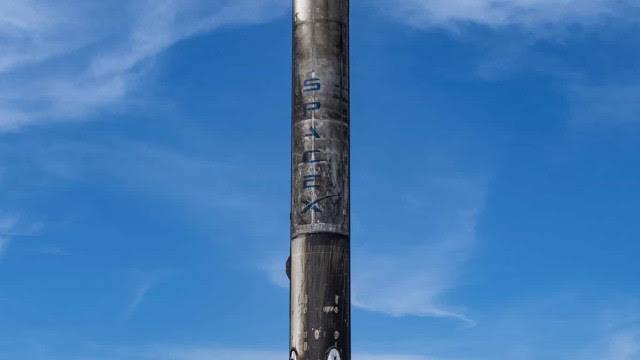 Fotografia de Elon Musk revela tamanho real do foguete Falcon 9