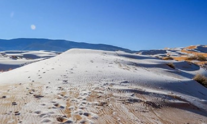 Đụn cát phủ đầy tuyết trắng ở sa mạc Sahara. Ảnh: Bav Media.