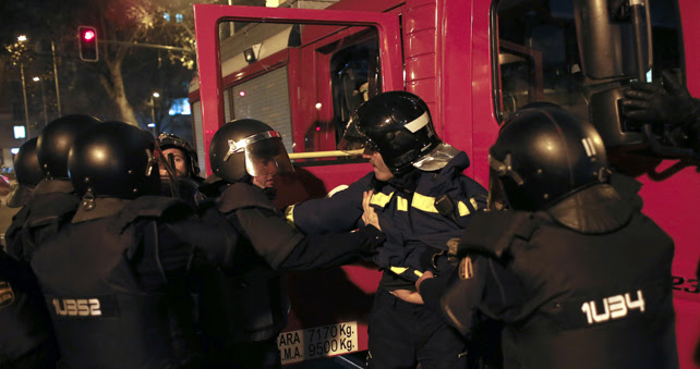 Imagen de la detención del bombero por los agentes antidisturbios, durante la manifestación en apoyo a los vecinos del barrio burgales de Gamonal.