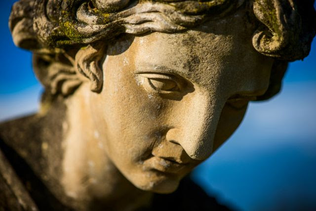 نمای نزدیک صورت مجسمه فرشته باستان در میلان