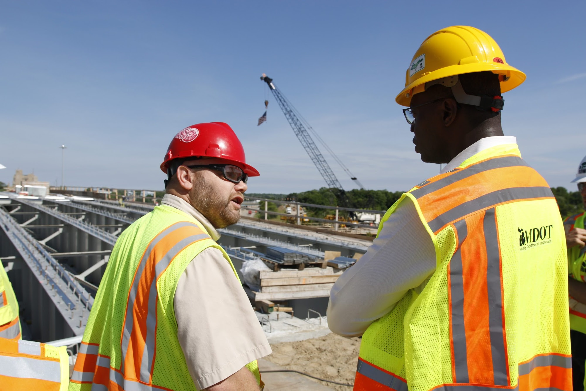  Lt. Governor Gilchrist Tours Rebuilding Michigan Project in Flint 