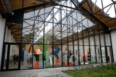 El antiguo galpón del ferrocarril tiene un patio interno y vista al parque