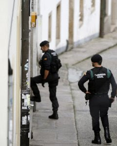 Agentes de la Guardia Civil durante un registro realizado hoy en Santiago de Compostela, en el marco de una operación llevada a cabo contra la Resistencia Galega. EFE/Óscar Corral