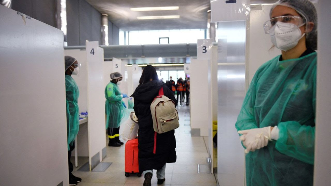 Une touriste chinoise à l'aéroport de Roissy. L'entrée en vigueur des mesures s'est faite au 1er janvier 2023, sauf pour l'obligation de test négatif avant d'embarquer. Elle fera l'objet d'un petit décalage, pour des questions d'organisation des voyageurs s'apprêtant à prendre l'avion.