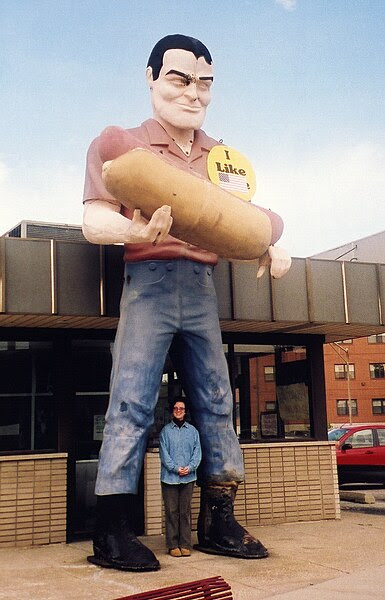 File:Muffler Man with Hot Dog.jpg