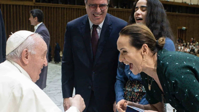 Maria Beltrão encontra Papa e ouve pergunta inusitada: 'Cachaça é água?'