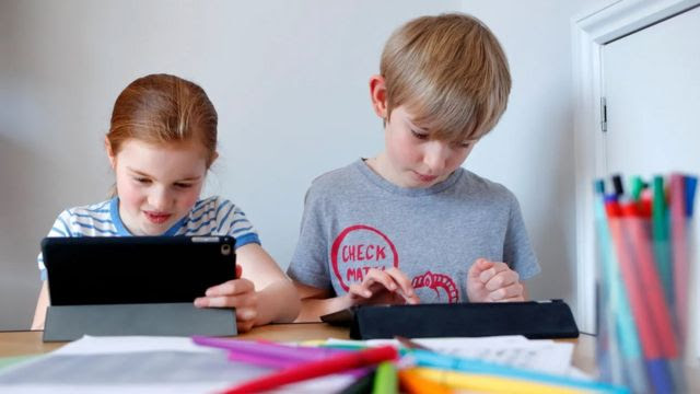 Crianças usando tablets