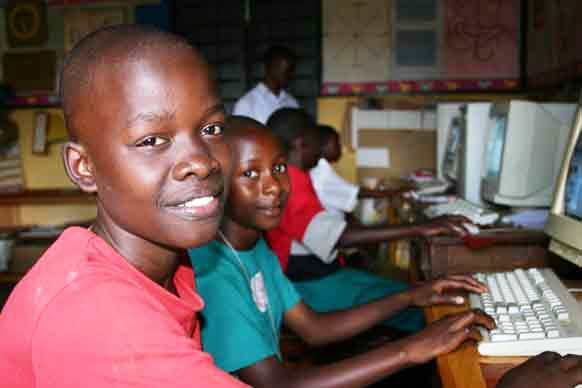 http://www.accionverapaz.org/images/accionverapaz/proyectos/sala_informatica_Benin/ordenadores-africa-tecnologia1.jpg