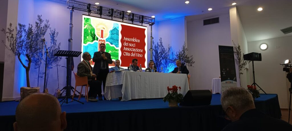 Menfi . un momento della conferenza con persone che parlano