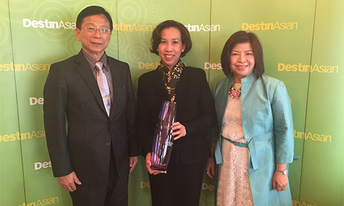 Mrs. Titiporn Manenate, Director, TAT Hong Kong Office (middle) and Mr. Pornthep Akaraworakulchai, Head of the Office of the Bangkok Metropolitan Administration Civil Service Commission accepting the award on behalf of the Thai travel and tourism industry.