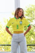 Belle Silva usa amistosos da Seleção Brasileira para definir looks da Copa