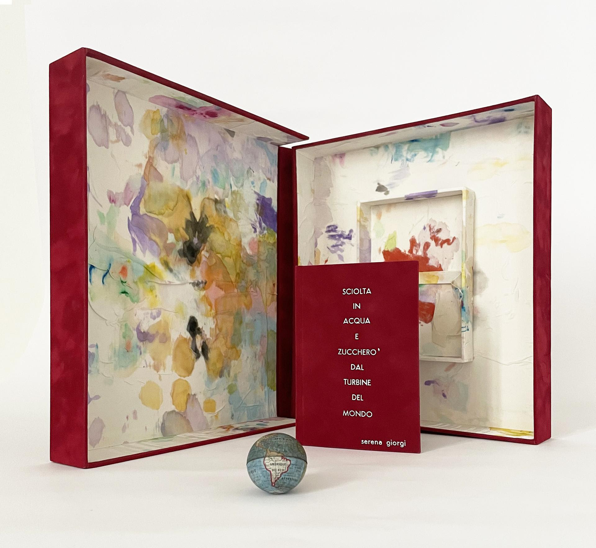 Serena Giorgi, Mondo, 2023, libro d'artista dentro scatola contenitore e mappamondo, 31×35 cm
