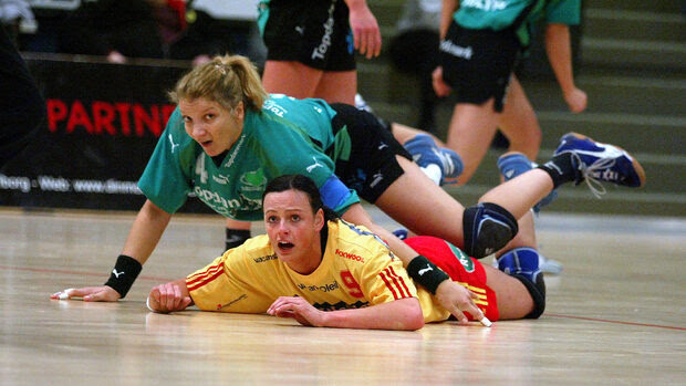 Olga Assink sárga mezben, egy randgadón a Viborg- (Natalia Deriougina)ellen 2003-ban. Fotó: Henning Bagger / Scanpix Danmark