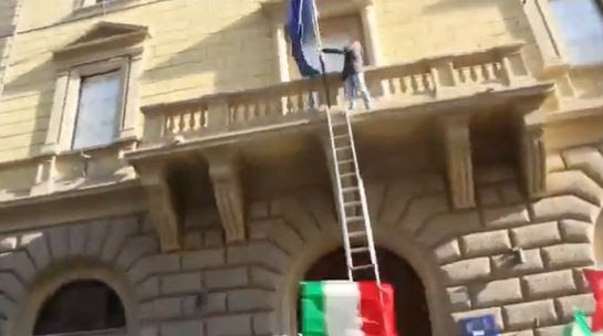 الموالي لروسيا.. شاهد لحظة إنزال أنصار حزب اليمين بإيطاليا علم الاتحاد الأوروبي