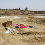Entre deux étendues de champs de blés, une carrière artificielle, devenue décharge sauvage, témoigne de l’érosion inquiétante des sols dans la nouvelle zone économique spéciale de Xiong'an. (Copyright : Elodie Buzaud)