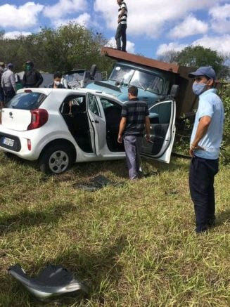 Camión impacta frontalmente contra auto en la carretera central de Holguín (2)