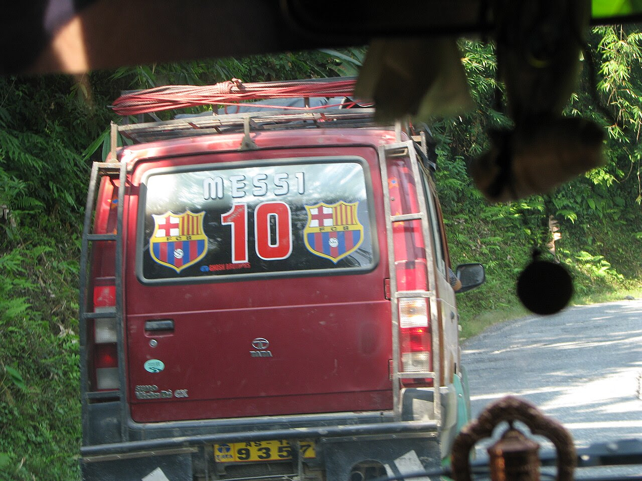 http://upload.wikimedia.org/wikipedia/commons/thumb/c/c6/Messi_car.jpg/1280px-Messi_car.jpg