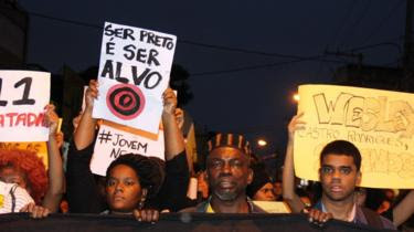 Protesto contra homicídio de jovens negros no Brasil