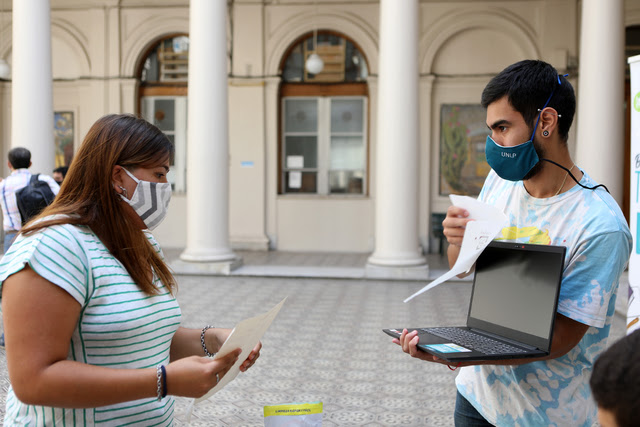 Se reanudó la entrega de tablets y notebooks para estudiantes de la UNLP