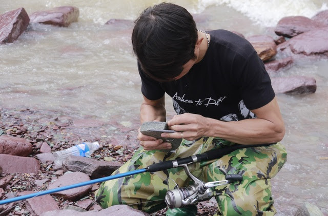 Hà Tĩnh: Hàng trăm người săn cá dưới chân tràn hồ Kẻ Gỗ - 8