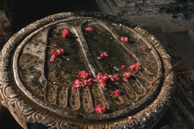 Stone monument depicting Buddha's feet.