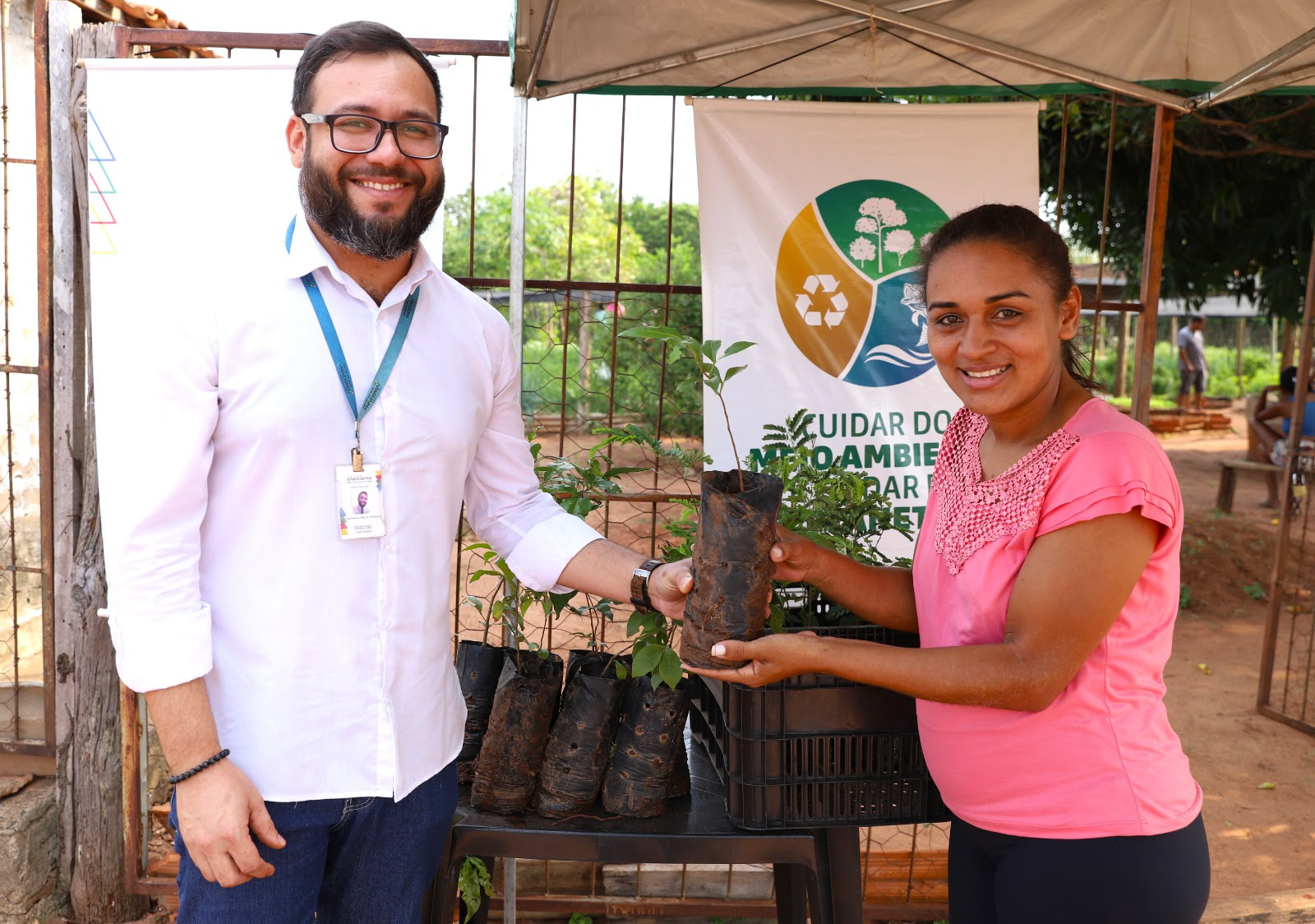 Na última semana, técnicos do município foram até a Horta e doou aos clientes e moradores do bairro 35 mudas de ingá, tamarindo, ata e ipês