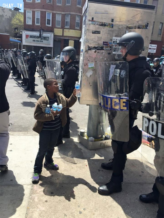 Cậu bé mời cảnh sát uống nước trong ngày nắng nóng ở Baltimore.,Hoa Kỳ,nước mỹ,lòng nhân ái