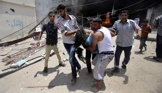 Palestinos trasladan a una joven herida tras la explosión de su casa en Gaza.