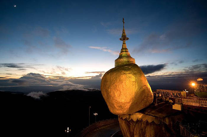 Hòn đá thiêng bằng vàng ở Myanmar và bí mật ẩn chứa bên trong - 1