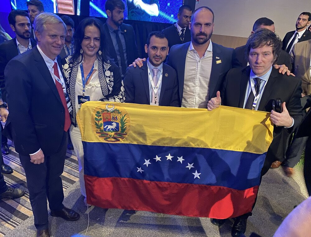 Na foto, da esquerda pra direita José Antonio Kast, María Fernanda Cabal, Eduardo Bittar, Eduardo Bolsonaro e Javier Milei