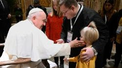 El Papa Francisco en audiencia con un grupo de personas discapacitadas con motivo del Día Mundial a ellas dedicada.