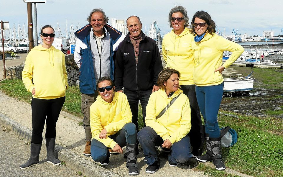 Devant l’anse du Gélin, à Sainte-Catherine, Claire, Sophie, Delphine, Catherine et Pauline entourent Jacques Holstein et le président du club, Philippe Brivoal.