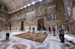 Los tapices de Rafael que Miguel Ángel no quería ver ni en pintura vuelven a la Capilla Sixtina: "Son más importantes que su bóveda"