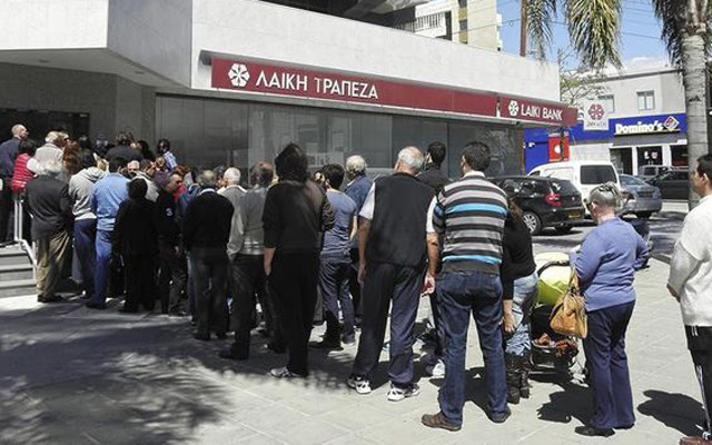 Los chipriotas, en el segundo día en el que abrieron los bancos, haciendo cola para sacar hasta 300 euros diarios