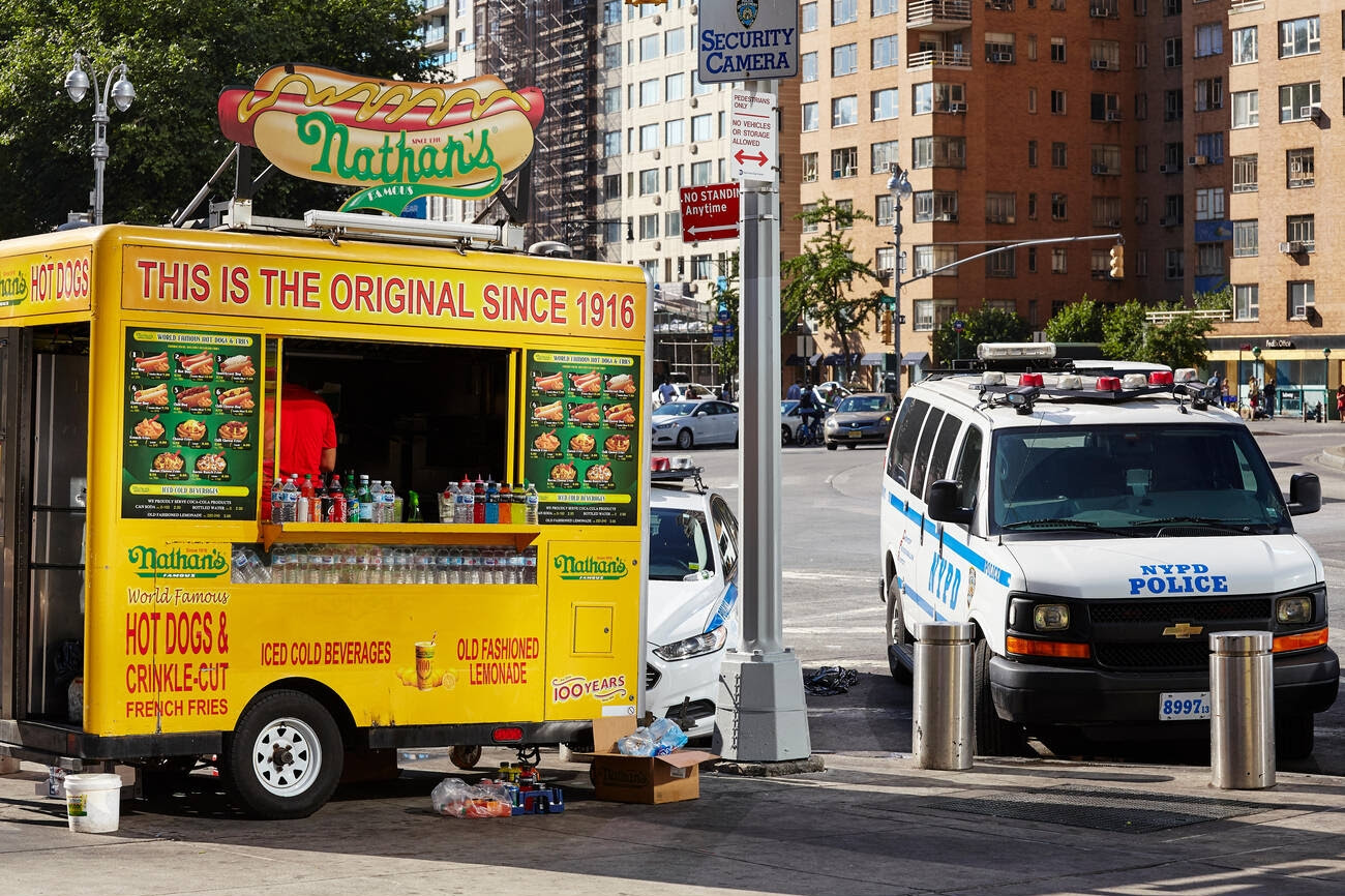 Cachorro-Quente de Linguiça Defumada (estilo Food Truck